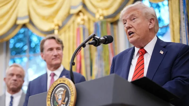 ‘Bad Wig Infomercial’: Trump’s Press Brief Goes Off the Rails After Fans Zoom In and Spot His Uncanny Look-Alike