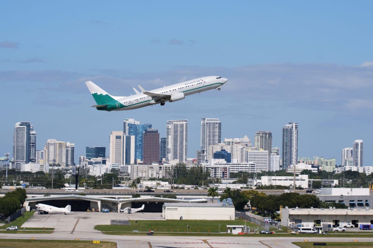 Bipartisan bill aims to pay air traffic controllers during future shutdowns