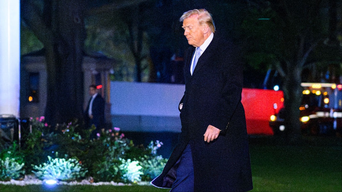 ‘Is This an Omen?’: Trump Returns Looking Defeated — Then Fans Zoom In On the Background and the White House Scrambles to Explain