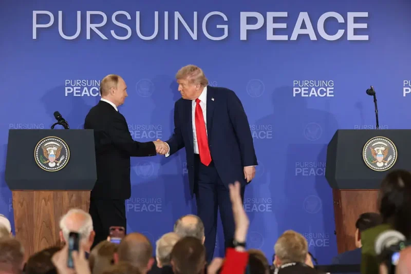 ‘What About His Shaking Leg?’: Donald Trump Gets Dragged Into the Chaos After Viewers Spot a Disturbing Bulge on Putin’s Hand