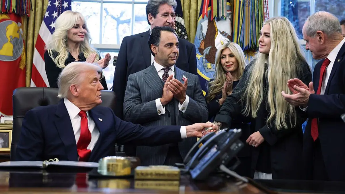 ‘You See Everyone’s Faces?’: Erika Kirk Sparks Uproar After Trump Pulls Her In for Oval Office Kiss — and the Rooms Reactions Has Fans Zooming In