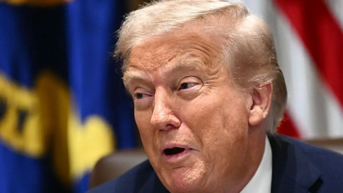 ‘He Got a New Set’: Fresh Trump Photo Sparks Frenzied Zoom-Ins as Viewers Whisper About a Quiet Makeover