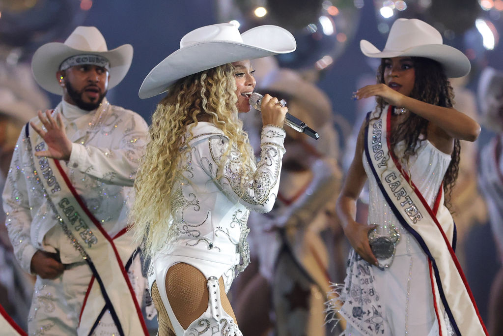 ‘She Just Stole Her Show’:  A White Country Star Is Accused of Stealing Beyoncé’s Performance — and Fans Say the Audacity Is Wild