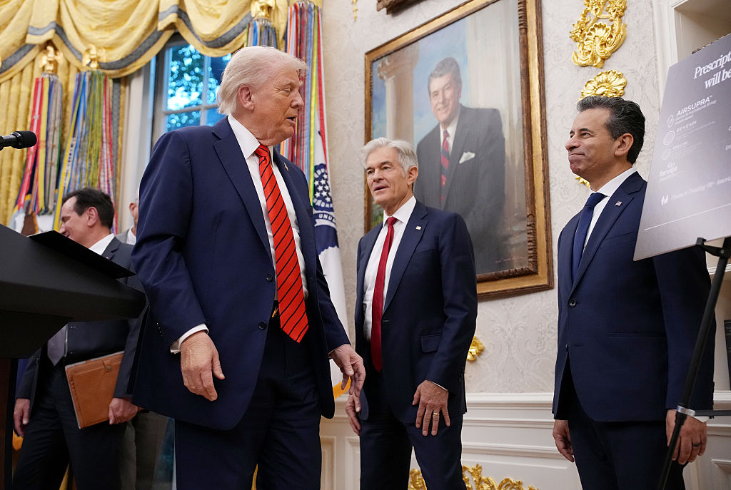 ‘The Swelling Is Turning His Shoes Over’: Trump’s ‘Strangely Shaped’ Footwear Has Fans Zooming In On a Disturbing New Bulge
