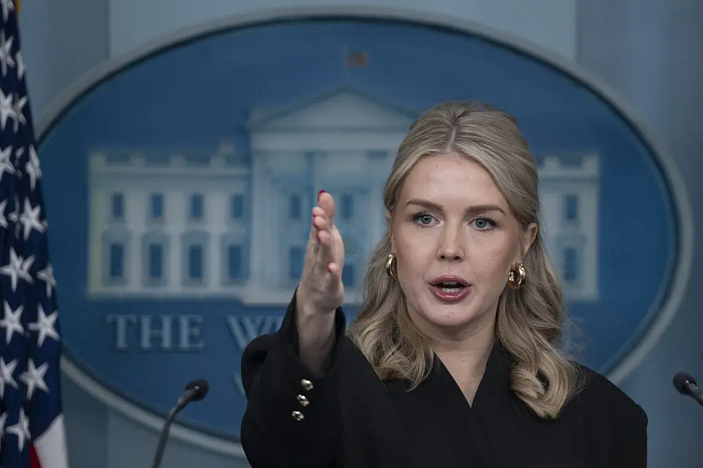 ‘Fabrication Barbie’: Karoline Leavitt Comes Undone on Camera, Head Whipping Side to Side as Reporter Fact-Checks Her Shaky Defense in Intense Faceoff