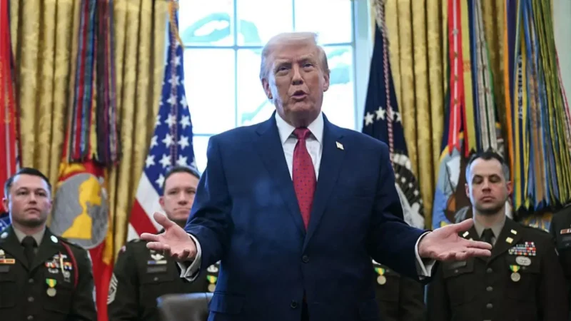 ‘What Is He Doing?’: Cameras Keep Rolling as Trump Freezes, Glances Around the Oval Office for Instructions, and Gets Left Hanging as Everyone Else Carries On