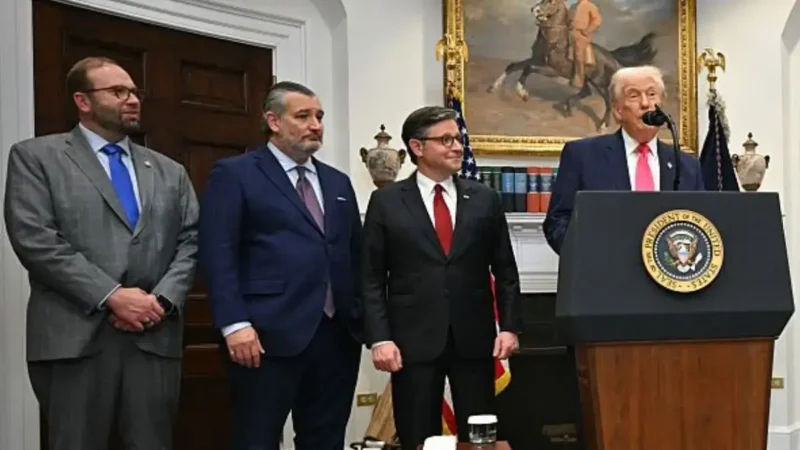 ‘Who is That???’: Trump’s White House Event Explodes Online After Mystery Woman Behind Him Appears to Drift In and Out — and Nearly Falls Over