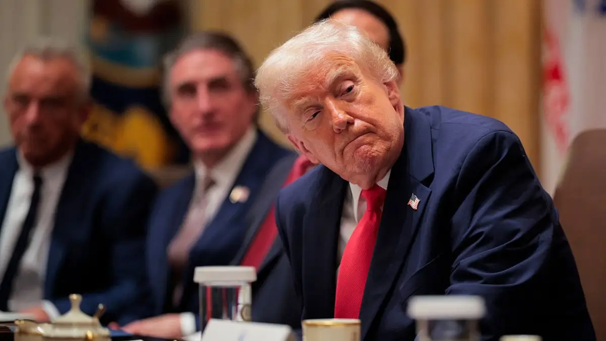 ‘You Can’t Make This Up’: MAGA Scrambles to Explain As Trump’s Strange Head-Drop Mid-Meeting Goes Viral, Triggering a Wave of Health Questions