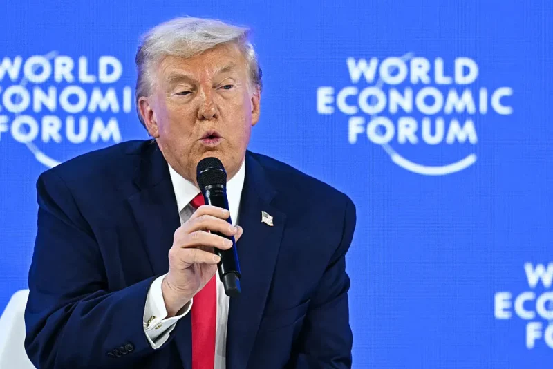 ‘He’s Having a Poo’: Trump Didn’t Expect This Davos Photo to Ever Surface — Cameras Catch His Bent, Unsteady Stance and the Panicked Look of Someone Realizing He’s Been Caught