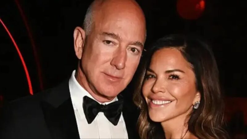 ‘Belly Button Gives It Away’: Lauren Sánchez’s Bikini Pics With Jeff Bezos Unravel as Fans Zoom In on One Detail They Say Proves a Major Change