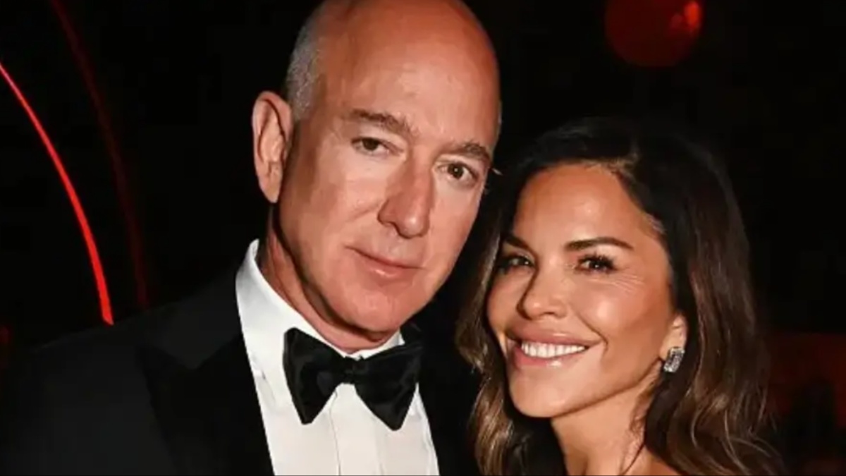 ‘Belly Button Gives It Away’: Lauren Sánchez’s Bikini Pics With Jeff Bezos Unravel as Fans Zoom In on One Detail They Say Proves a Major Change