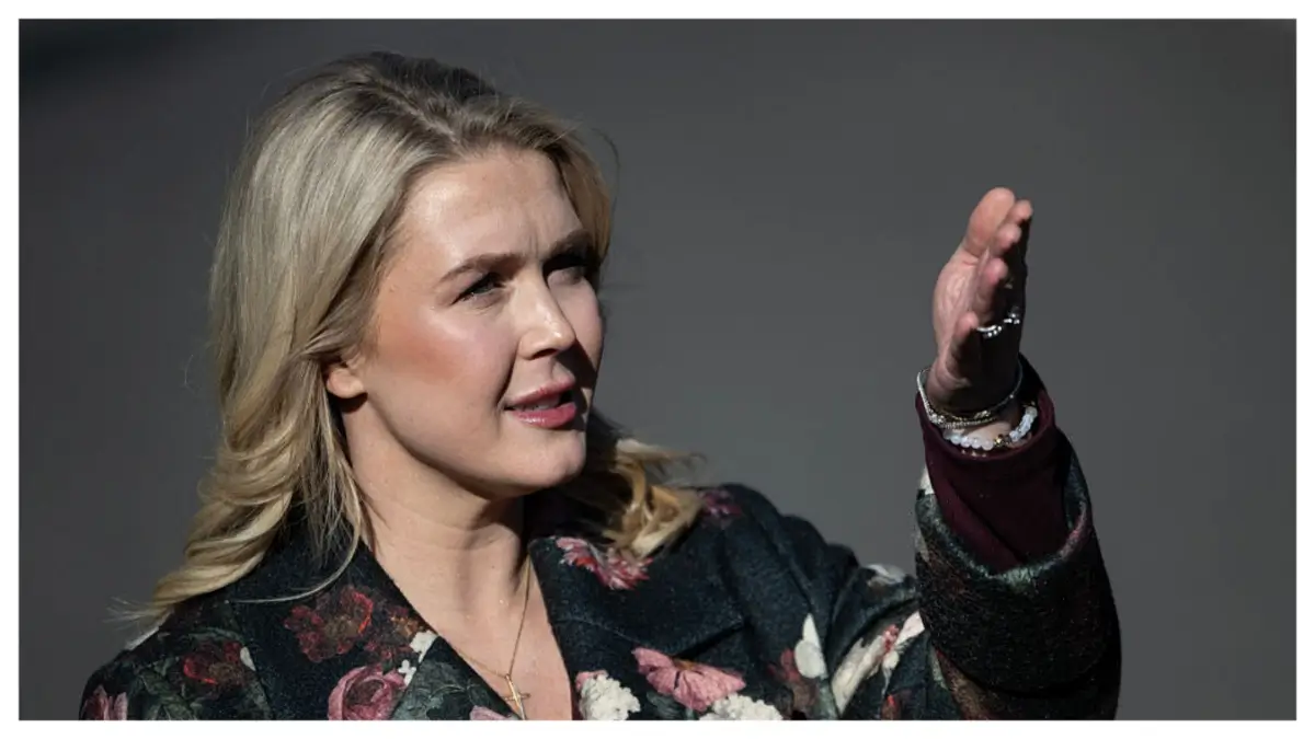 ‘Storms Off Like a Petty … B—!’: Karoline Leavitt Melts Down Mid-Briefing, Fires Off One Insane Line Nobody Expected — Then Abruptly Bails as the Fallout Explodes