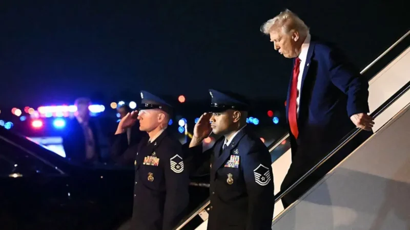 ‘I’m Confused… Is This in Slow Motion? Trump Tries to Play It Cool After Landing, but the Careful Walk and the ‘Fake’ Ground Spark Questions 