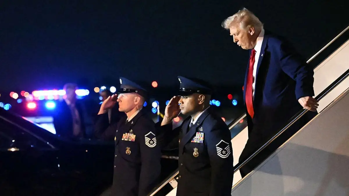 ‘I’m Confused… Is This in Slow Motion? Trump Tries to Play It Cool After Landing, but the Careful Walk and the ‘Fake’ Ground Spark Questions 
