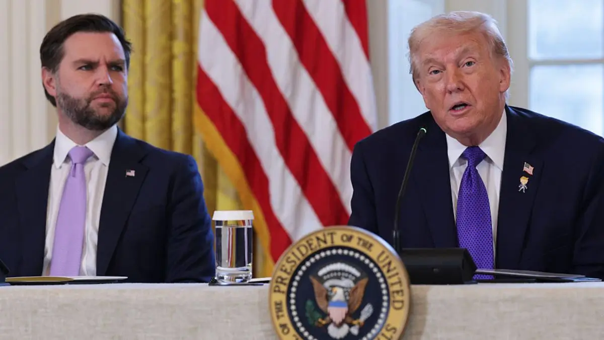 ‘It Be Your Own People’: JD Vance Accidentally Posts Embarrassing Pic of Trump Struggling  and Fans Say He Did it On Purpose