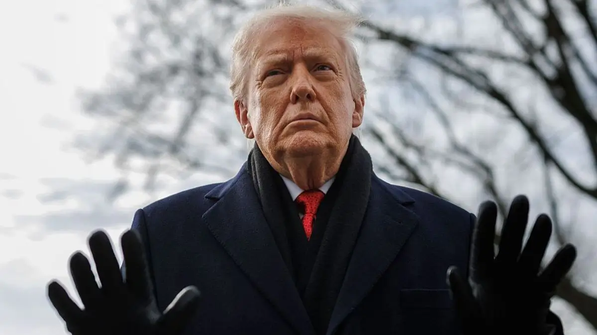 ‘What a Hideous Man’: Trump Fires Off at Rivals as the Wind Hits — and He Has No Idea the Internet Is Watching What’s Floating Above His Head