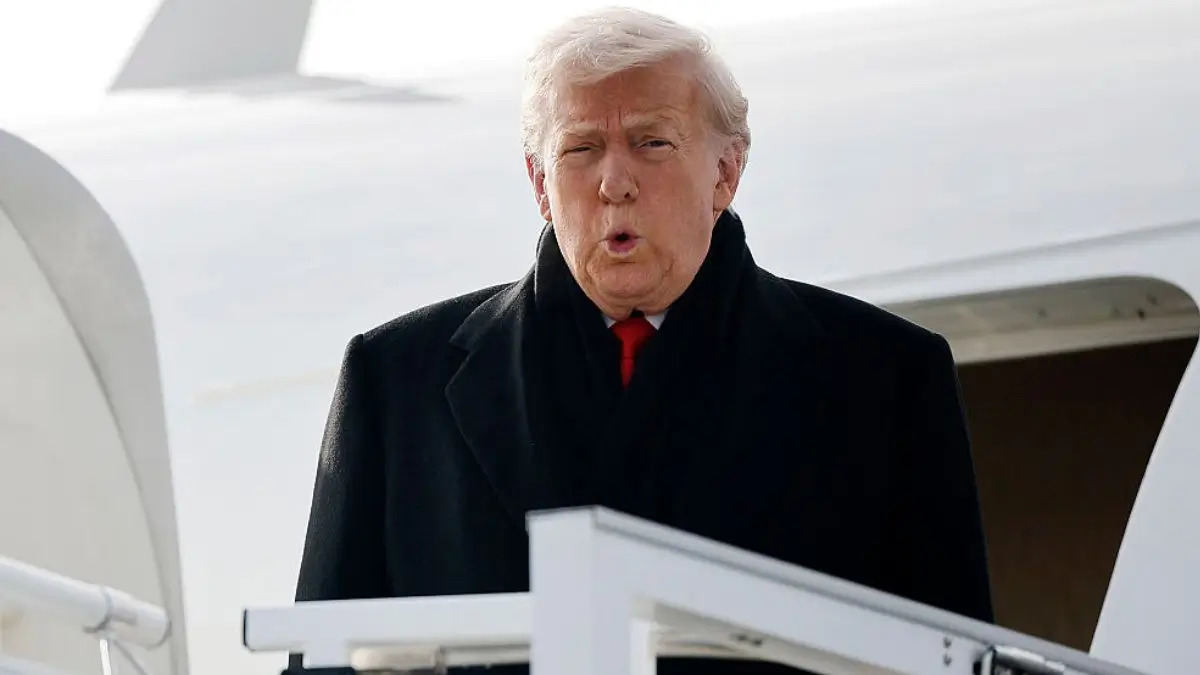 ‘He Can’t Walk’: Trump Braces Himself at the Top of the Stairs, Wobbles on the Red Carpet, and Nearly Walks Into the Snow — Fueling New Concerns As Fans Zoom In
