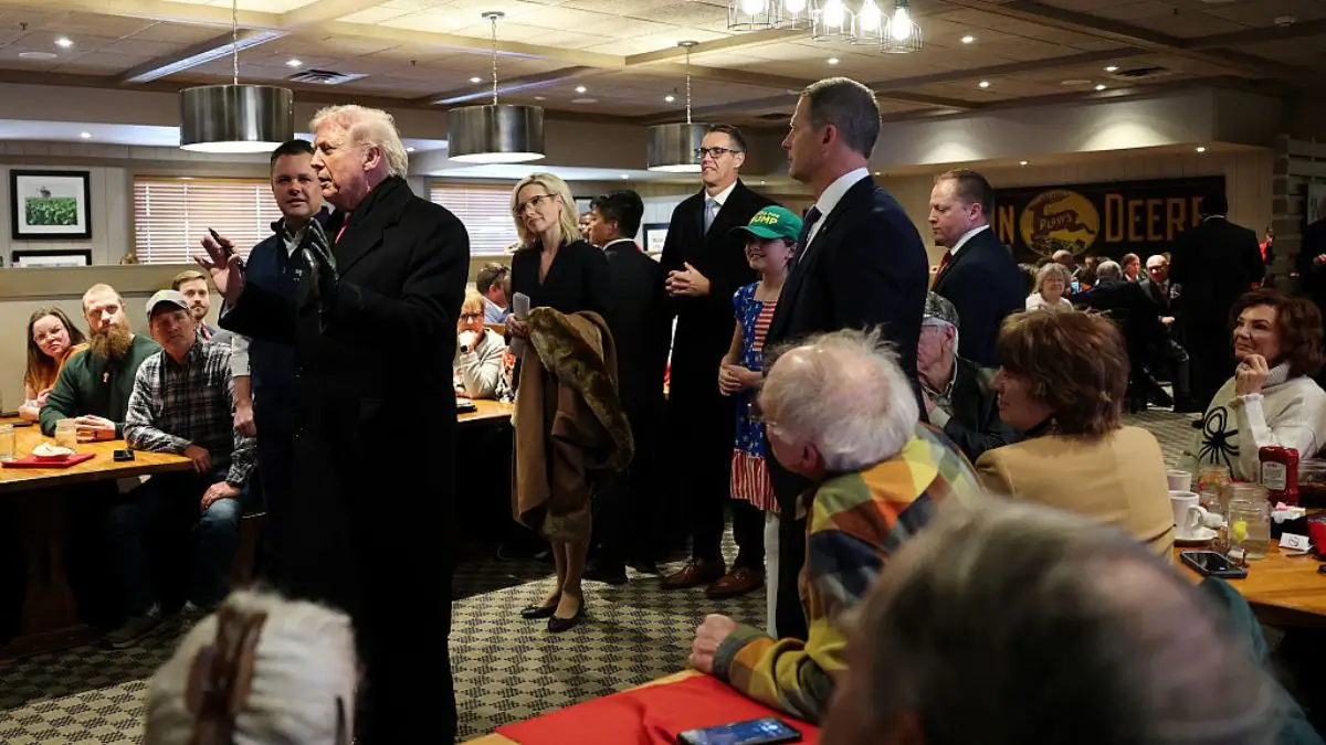 ‘We Are All Thinking the Same Thing’: Iowa Man Prays Over Trump In the Middle of Eatery — But Trump Keeps His Eyes Open and Gets Distracted by Woman Mid-Prayer