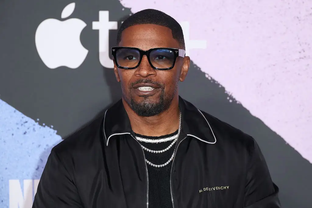 ‘WTF Is She Wearing?’: Jamie Foxx Moves In on Singer During Awkward Meet-and-Greet, Then Camera Catches His Daughters’ Disturbing Reaction