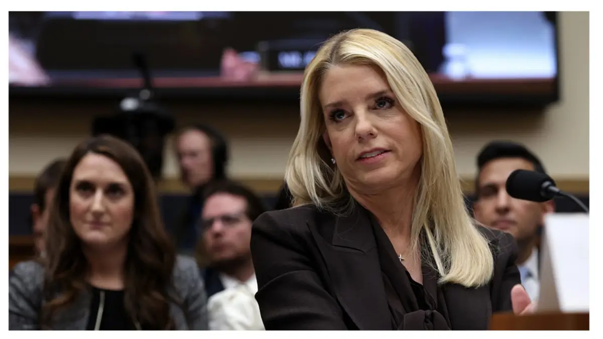 ‘A Pardon Won’t Save Her’: Cameras Catch Pam Bondi Pull a Move So Reckless Viewers Couldn’t Believe What They Were Seeing — Now Even Trump’s Protection Looks Shaky