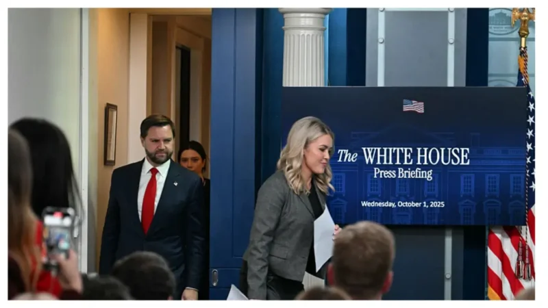 ‘You Can’t Make This Up’: JD Vance Suddenly Stuck Between Trump and Karoline Leavitt as a Presser Moment Caught on Camera Sends the White House Into a Full-Blown Meltdown