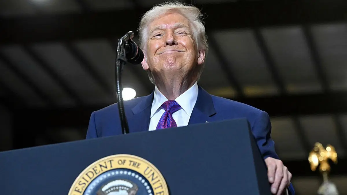 ‘He’s Sweating’: Trump Thinks He’s Crushing It at His Kentucky Rally — Then the Applause Suddenly Stops Mid-Speech and the Cameras Catch Something Strange in the Background