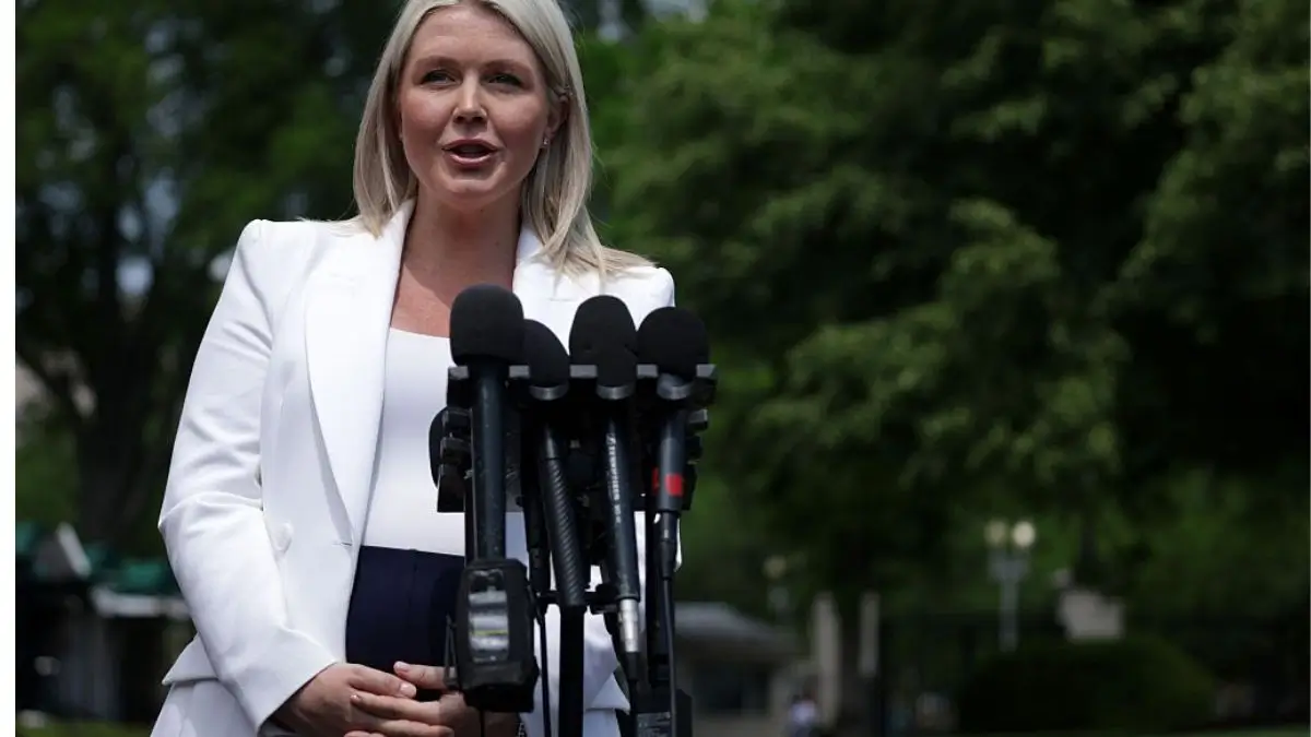 ‘Guy with the Weird Voice’: Karoline Leavitt Takes Maternity Leave — and Her Replacement Is Raising More Questions Than Confidence