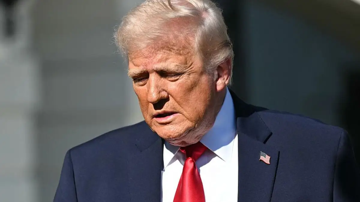 ‘Whoa!’: Trump’s One-Handed Grip Slips Then He Tries to Power Through Until an Aide Rushes In After That Awkward Pause Raises Health Concerns