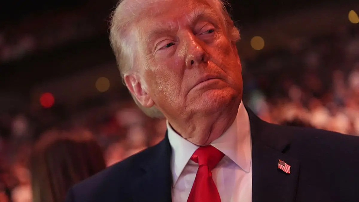 ‘Has No Idea’: Trump’s Strange UFC Walk Goes Viral as Critics Say He Looked Disoriented and Out of Place While Clutching a Hand That Wasn’t Melania’s