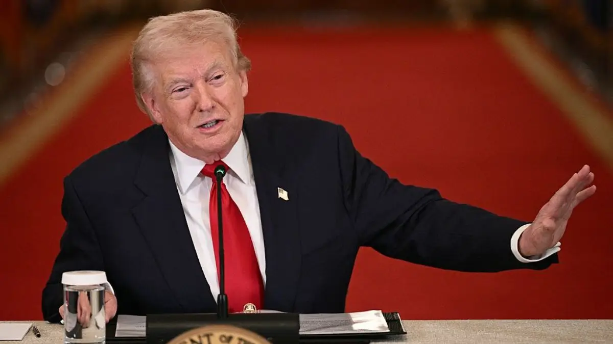 ‘His Face’: Trump Refuses Glasses as Vision Questions Mount — Then Panics Searching for VIP Next to Him as Cameras Catch Her Laughing In Disbelief