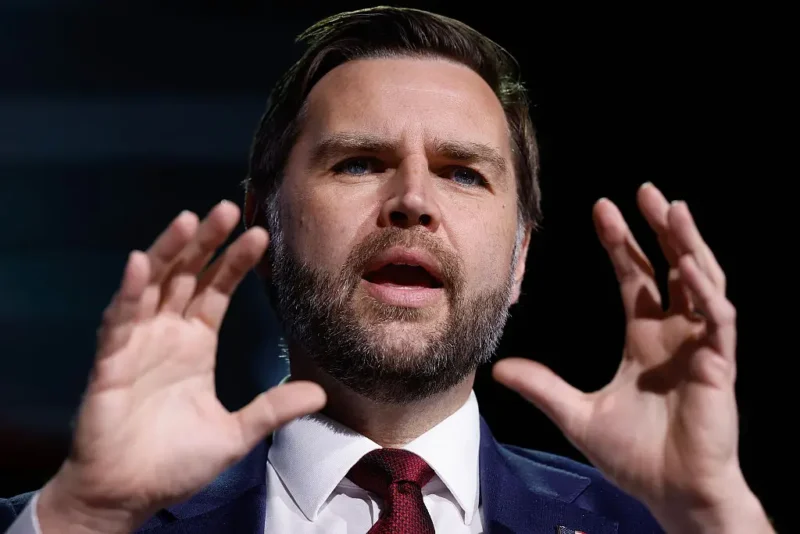 ‘My God’: JD Vance Takes Gulps of Air, Hits a Wall Mid-Speech — Then Starts Begging for Help as the Crowd Goes Quiet on Him
