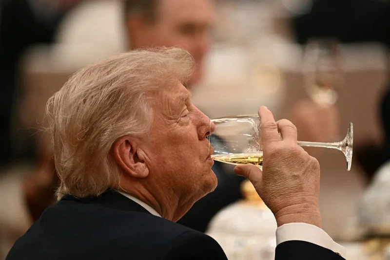 ‘He’s 300 Pounds’: Trump Tried to Look Powerful — Until Viewers Zoomed In on What Was Different About His Chair and Became Convinced It Was No Accident