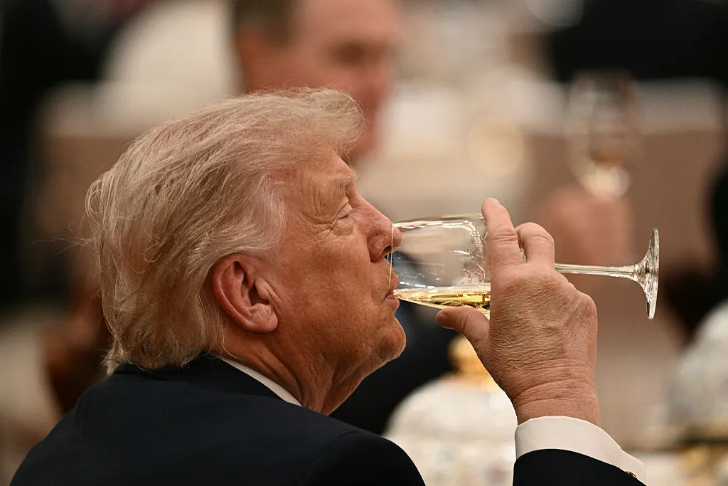 ‘He’s 300 Pounds’: Trump Tried to Look Powerful — Until Viewers Zoomed In on What Was Different About His Chair and Became Convinced It Was No Accident