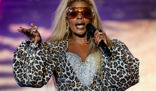 Mary J. Blige Extends Vegas Residency as Viral Clips Ignite Heated Debate, with Critics Demanding Refunds While Loyal Fans Defend the Queen