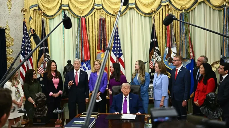 ‘Trump’s Face Drooping’: Trump’s Mid-Briefing Struggle Sparks Frenzy After Nobody Around Him Stepped In to Help