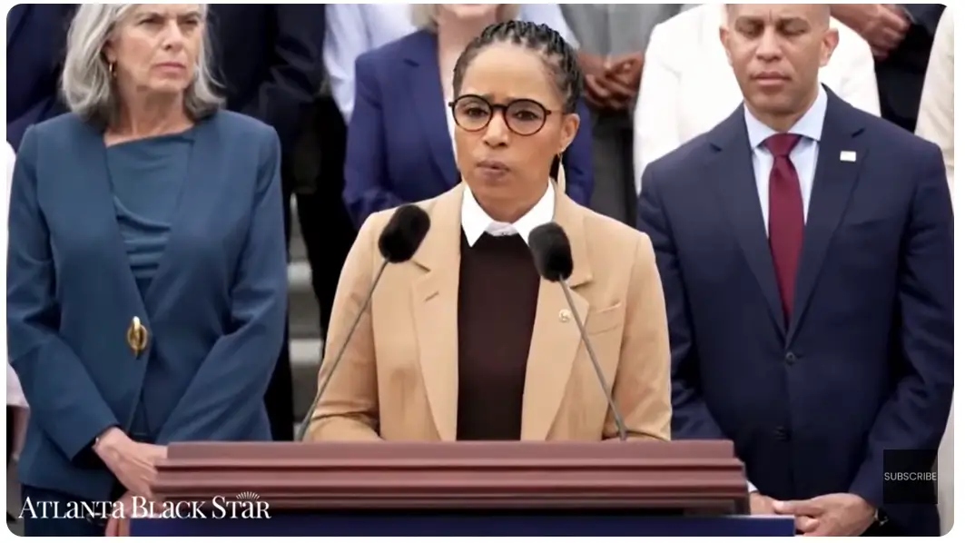 Two Democrats Hit the Capitol Steps, Picked Up Trump’s Most Damning Words and Threw Them Right Back in His Face — and Now That Clip Is Spreading Faster Than He Can Shut It Down