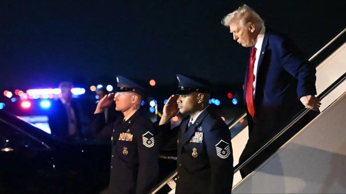 ‘Those Cankles’: Trump Struggles to Move His Legs and Gets Stranded on Flight of Stairs —Then Aides Panic and Rush to Block the Evidence from Cameras