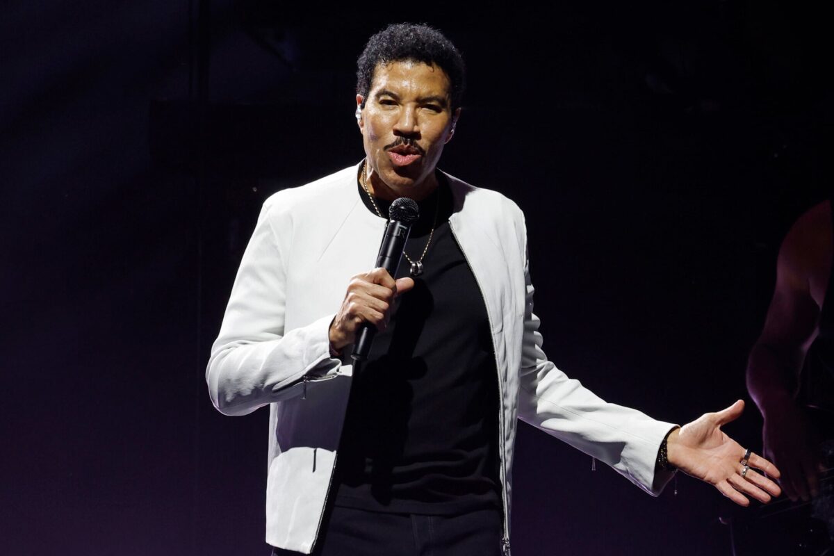 Lionel Richie cuts opening night concert short after feeling dizzy onstage