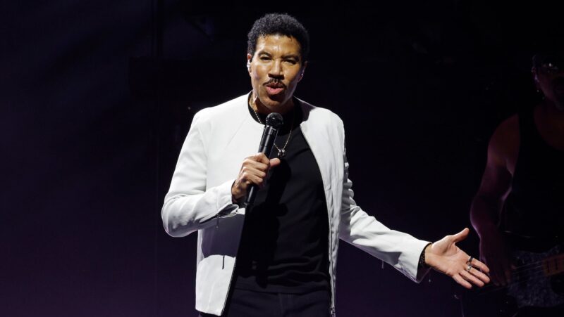 Lionel Richie cuts opening night concert short after feeling dizzy onstage