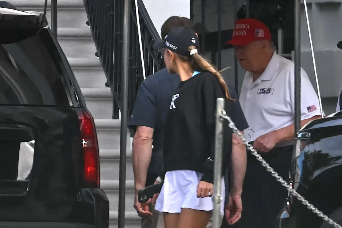 ‘He Has No Clue’: Trump’s Surprise Golf Club Pop-Up Sparks Viral Frenzy as Cameras Catch His Awkward, Motionless Reaction Before the Crowd