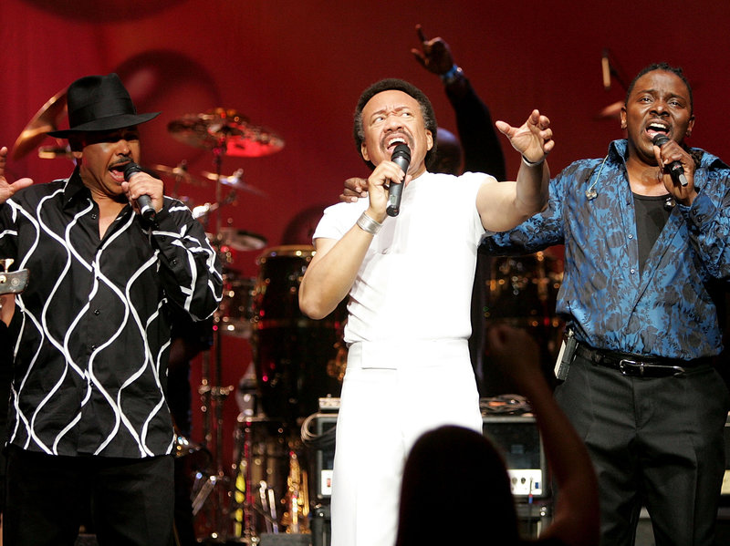Lionel Richie Tour Hit with Sudden Crisis After Earth, Wind & Fire Member Rushed to the Hospital