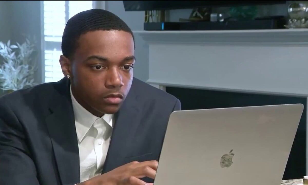 Douglasville teen balances football and books to score a perfect 1600 on the SAT