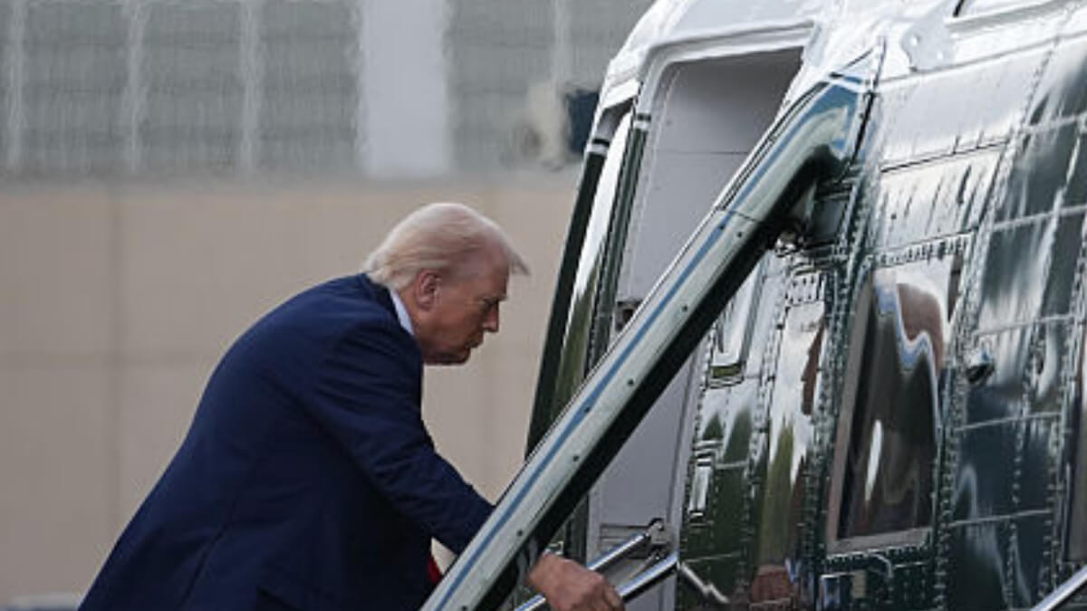 ‘That Right Leg’: Trump’s Slow Descend from Marine One Fuels Concern Over His Mobility After Eagle-Eyed Fans Spot the Habit He Never Seems to Break