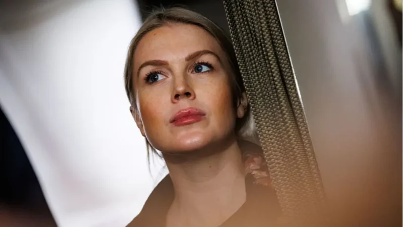 ‘Too Stupid to Understand’: Karoline Leavitt’s Carefully Staged White House Backfires Spectacularly After Viewers Zoom In and Spot Shocking Detail She Somehow Missed