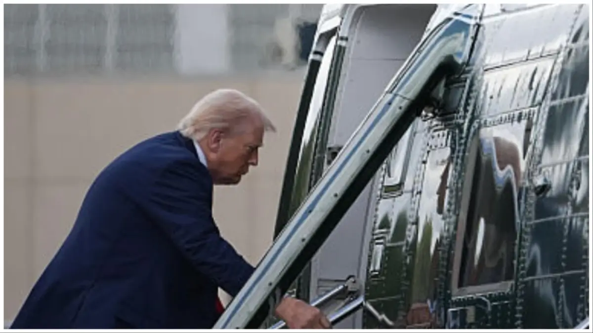 ‘What’s Going On …’: Trump Pauses Mid-Climb on Air Force One Stairs as Cameras Capture One Strange Detail Hanging at His Side
