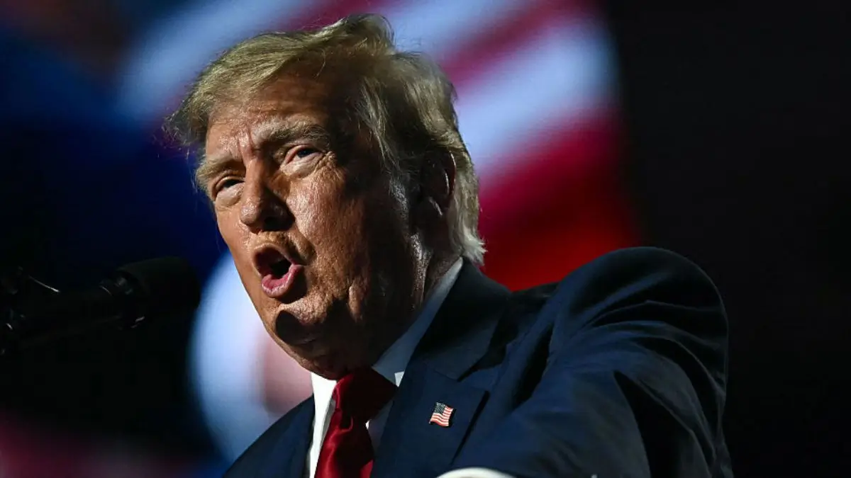 ‘Look at That’: Trump’s Brutal Zoom-Ins Take Over the Big Screen, Then He Gets Rattled Trying to Explain What Everyone Just Saw