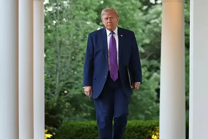 ‘It’s Painful for Him’: Trump Stumbles Outside White House — Then Cameras Catch One Strange Leg Move Days After That Mysterious Bulge