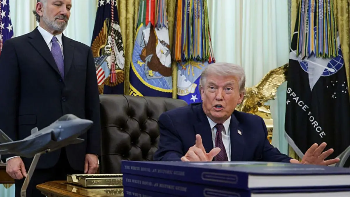 ‘For God’s Sake’: Trump Shuts Down Briefing and Cameras Cut — Seconds Later, His Bizarre Answer Forces Them Back Live as Critics Zero In on the Weird Red Detail